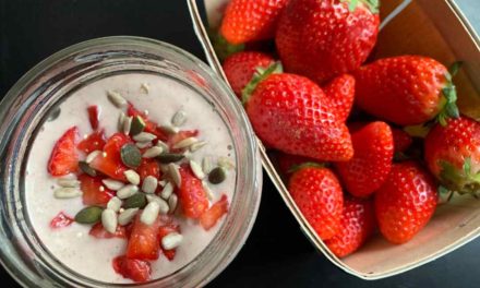 Vegan protein rich strawberry smoothie